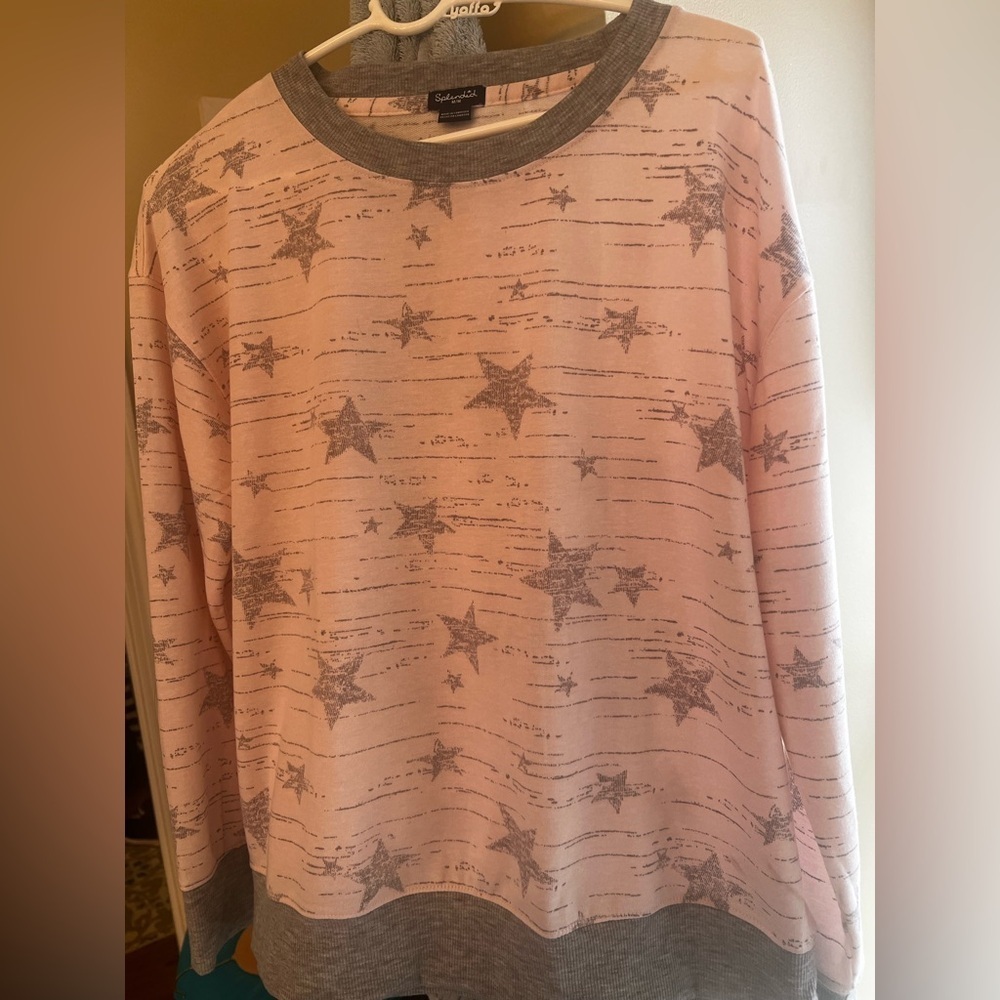 SPLENDID PALE PINK W/GRAY RIBBED TRIM ON NECK, SLEEVES AND BITTOM BAND. SIZE MED